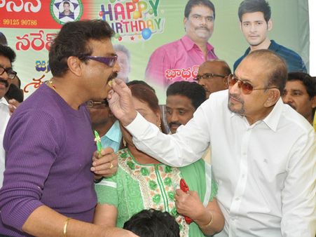 నరేష్ బర్త్ డే వేడుకల్లో సూపర్ స్టార్ కష్ణ (ఫోటోస్)