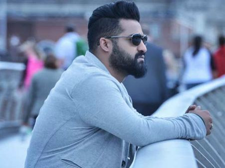 ఎన్టీఆర్ గుండెపై కొట్టుకుంటూ..(వీడియో)