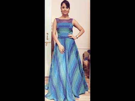 ఐఫా ఉత్సవం: బ్యాక్ లెస్ అందాలతో యాంకర్ అనసూయ (ఫోటోస్)