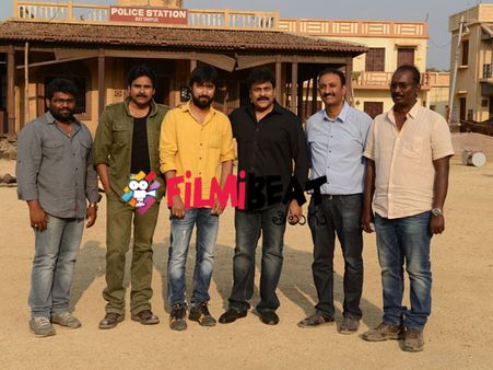 ‘సర్దార్ గబ్బర్ సింగ్’ సెట్లో చిరంజీవి (ఫోటోస్)