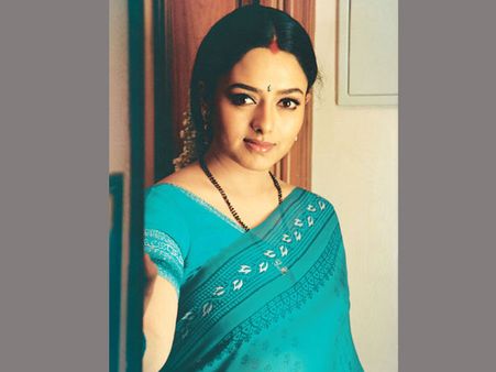 దారుణం : నటి సౌందర్య స్థలం కబ్జా