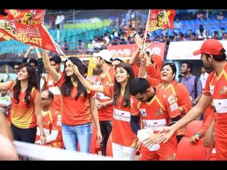 సిసిఎల్: సుధీర్ బాబు, అఖిల్, ధరమ్ తేజ్, హీరోయిన్ల సందడి (ఫోటోస్)