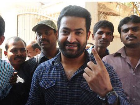 ఎన్టీఆర్‌,మిగతా సెలబ్రెటీలు@ ఓటేస్తూ (ఫొటోలు)