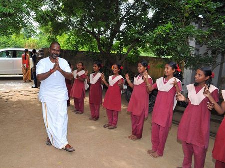 రాఘవ లారెన్స్‌కు చిటికెలతో చిన్నారుల స్వాగతం (ఫోటోస్)
