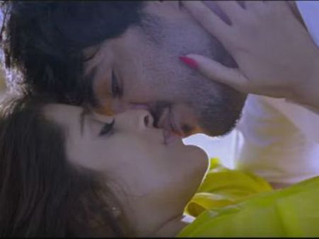 ‘జబర్దస్త్' రేష్మి లిప్ లాక్ పెట్టి హీటెక్కించింది (వీడియో)