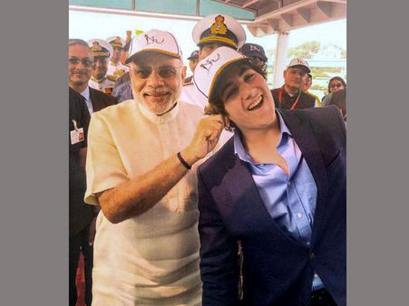 హీరో కొడుకు చెవి పట్టి లాగిన ప్రధాని (ఫొటో)