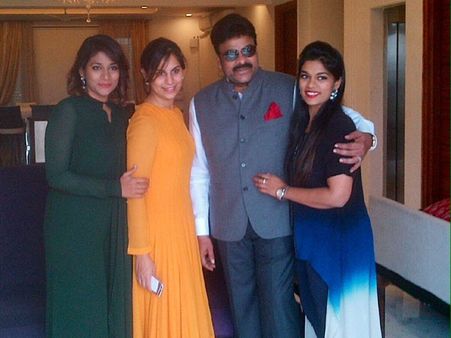 కోడలు ఉపాసన, కూతుళ్లతో చిరంజీవి (లుక్ అదిరింది)