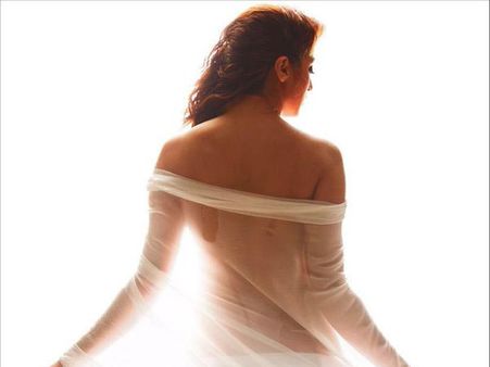 లక్ష్మీ రాయ్ కాదు... సెక్సీ రాయ్! (జూలీ 2 హాట్ లుక్)