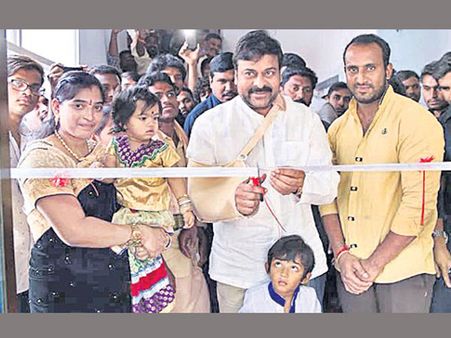 గాయమైనా రిమ్‘జిమ్’ అంటూ చిరంజీవి జోరు...!