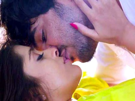 ముద్దు సీన్ కోసం రష్మి ఏం చేసిందో తెలుసా?