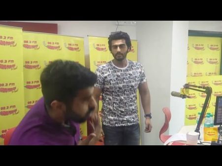 పబ్లిసిటీకి పరాకాష్ట: రేడియో జాకీపై అర్జున్ కపూర్ దాడి (వీడియో)
