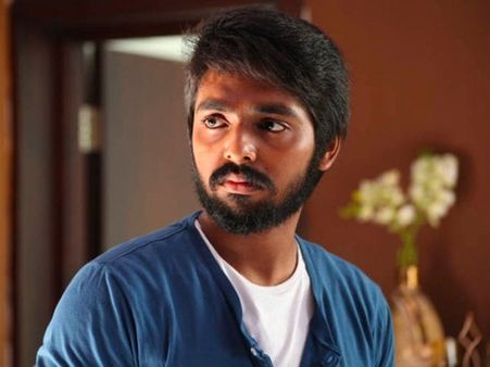 భారీ ప్రమాదం నుండి తప్పించుకున్న హీరో