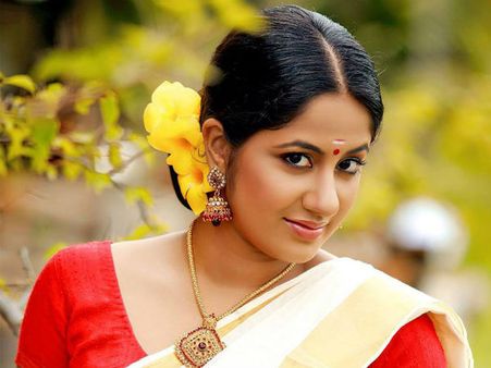 బూతు సైట్లలో హీరోయిన్ ఫోటోలు, వార్నింగ్