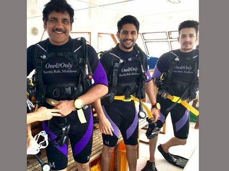 చైతూ, అఖిల్, నాగ్ కలిసి ఎంజాయ్ చేస్తూ.. (ఫోటోలు)