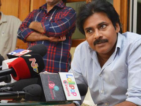 అన్నయ్య వస్తున్నాడు, వారిని రానివ్వొద్దు: ఫ్యాన్స్‌కి పవన్ పిలుపు