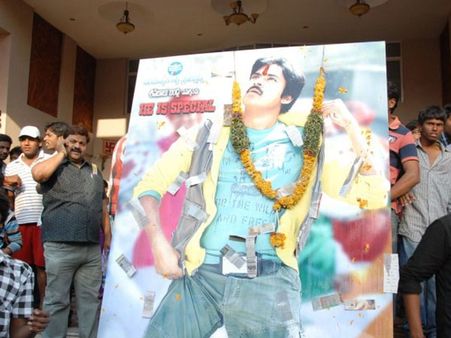 పాస్ ల కోసం: పవన్‌ ఫ్యాన్స్ ఆందోళన, మేం లేకుండా చేస్తారా?