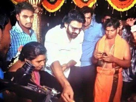 ప్రభాస్ మరీ ఇంత మంచోడా? (ఫోటోస్)