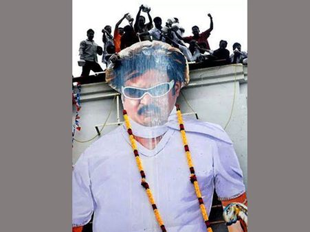 అభిమానం పేరుతో రజనీ ఫ్యాన్స్ అలా చేయడం కుదరదు!