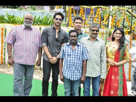 రాజమౌళి సపోర్టు: బొత్స మేనల్లుడు హీరోగా ఎంట్రీ (ఫోటోస్)