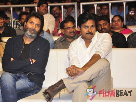 సర్దార్ ఆడియో: పవన్ కళ్యాణ్ పొగరు గురించి త్రివిక్రమ్