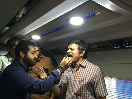 ఎన్టీఆర్ సమక్షంలో బ్రహ్మాజీ బర్త్ డే వేడుక (ఫోటోస్)