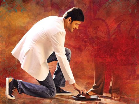 మహేష్ చెప్పులు తొడుగుతున్నది ఎవరికంటే...