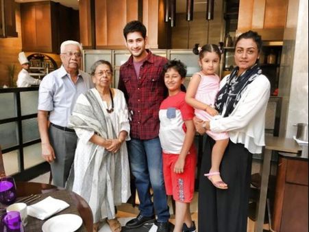 ఆఫ్టర్ లాంగ్ గ్యాప్: అత్తారింటికెళ్లిన మహేష్ బాబు (ఫోటోస్)