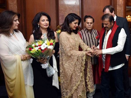 ప్రియాంకను బంగారు గాజులతో సన్మానించిన మోహన్ బాబు