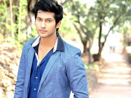 కారు అద్దాలు బద్దలుకొట్టి తప్పించుకున్న నటుడు: రియల్ హీరో