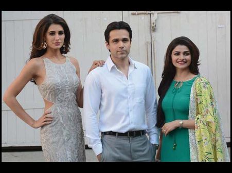 హీరోయిన్ కాళ్లు పట్టిన హీరో, అసలేం జరిగింది? (ఫోటో)