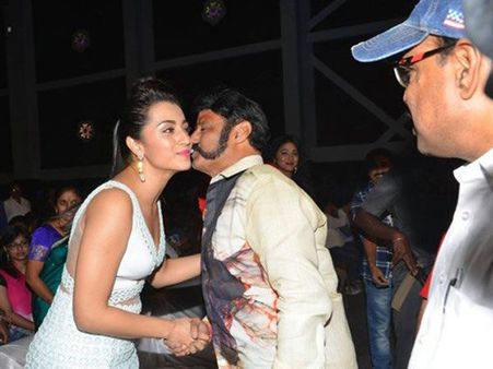 త్రిష అంత చేసినా బాలయ్య మంచి తనంతో వచ్చారు (ఫోటోస్)