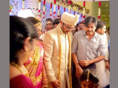 పర్సనల్ డిజైనర్ పెళ్లి వేడుకలో పవన్ కళ్యాణ్ (ఫోటోస్)