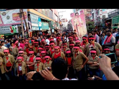 'సర్ధార్' షాక్ : టిక్కెట్ కోసం ఇల్లు అమ్మేసాడు, పవన్ కు తెలుసా?