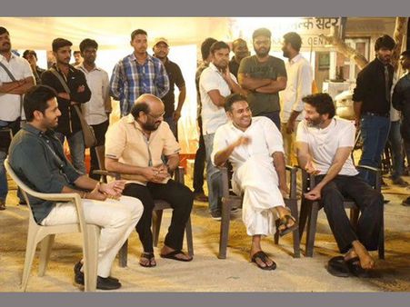 నితిన్ 'అ..ఆ' సెట్స్ లో పవన్ కళ్యాణ్ (ఫొటో), ఎందుకొచ్చినట్లు?