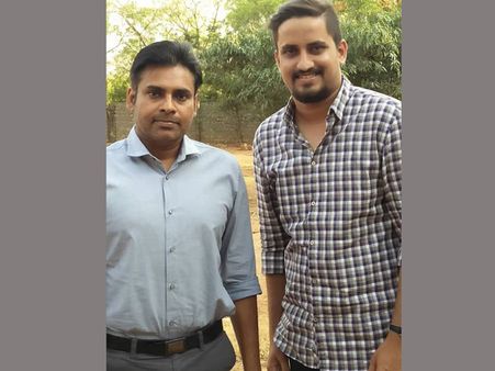 హమ్మయ్య అనుకున్నాడేమో..: గడ్డం, మీసాలు తీసేసిన పవన్ (ఫొటోలు)