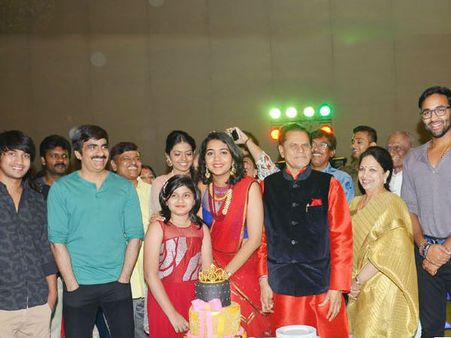 స్టార్ల మధ్య రాజశేఖర్ కూతురు పార్టీ, కారణం అదేనా? (ఫోటోస్)