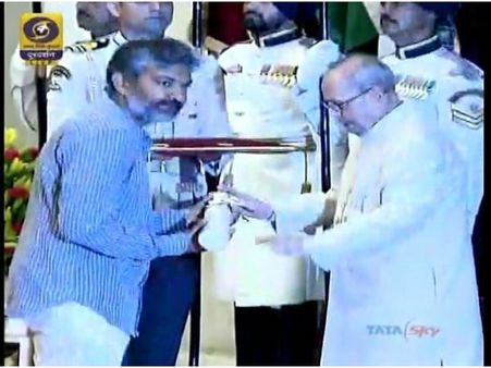 పద్మ పురస్కారం అందుకున్న రాజమౌళి (ఫోటోస్)