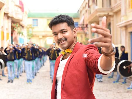 వంద కోట్లు హీరోను... రాజకీయాల్లోకి రాకుండా దెబ్బతీస్తున్నారా?