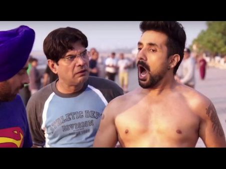 ఒంటి పై నూలు పోగు లేకుండా రోడ్డు మీద పరుగుతీసిన హీరో