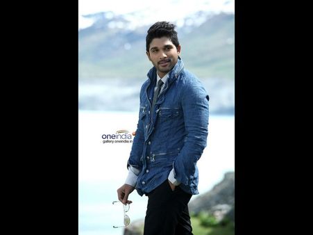 ఏం జరిగింది..? మెగా కాంపౌండ్ బయటికి అల్లు అర్జున్