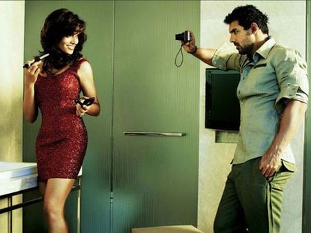 ఎఫైర్ ఫోటోస్: పెళ్లైన హీరోయిన్ ఇబ్బంది పడుతోంది!