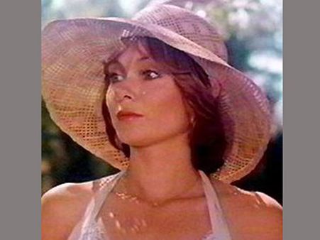 తాగి వీరంగం వేసిన పోర్న్ స్టార్ : విమానం లో కుర్చీకి కట్టేసారు