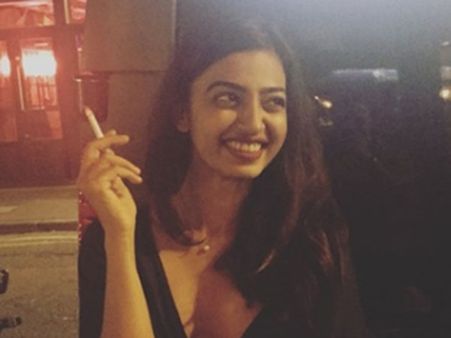 పొగతాగుతూ సెల్ఫీ తీసి ఫేస్బుక్ లో పెట్టిన హీరోయిన్