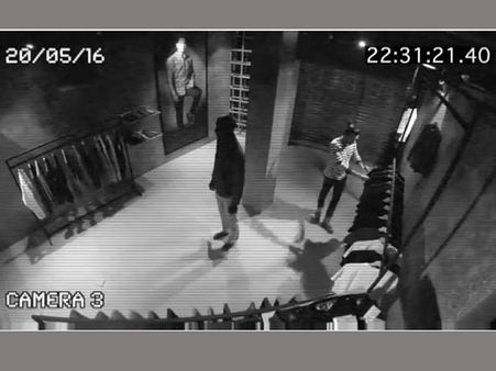 బట్టల షాపులో దొంగతనం, సిసిటీవికు దొరికిన హీరో (వీడియో)