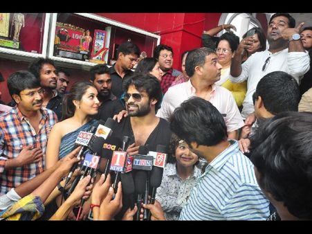 సంధ్య థియేటర్లో ‘సుప్రీం’ టీం సందడి (ఫోటోస్)