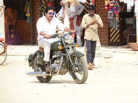 టైమ్ ని పవన్ నమ్ముతున్నాడా..సెంటిమెంట్ కు లొంగుతున్నాడా?