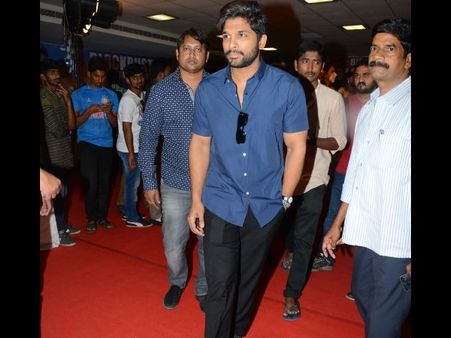 సరైనోడు: డివైడ్ టాక్ వల్లే బన్నీ రెచ్చిపోయాడు (ఫోటోస్)