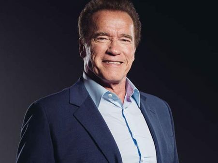 టెర్మినేటర్‌ స్టార్ ఆర్నాల్డ్‌ ష్వార్జ్‌నెగర్‌‌ను వెంటాడిన గజరాజు (వీడియో)