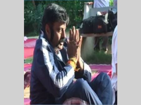 యోగాడే: హైదరాబాద్ లో బాలయ్య యోగాసనాలు (వీడియో)