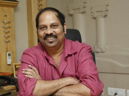 టాలీవుడ్ దుస్థితి: కథ కాదు, కర్చీఫ్ వేసే దమ్మున్నోడే..